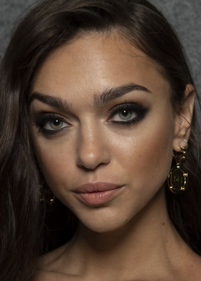 طريقة عمل مكياج عيون أسود شرقي ومات من دار Elisabetta Franchi