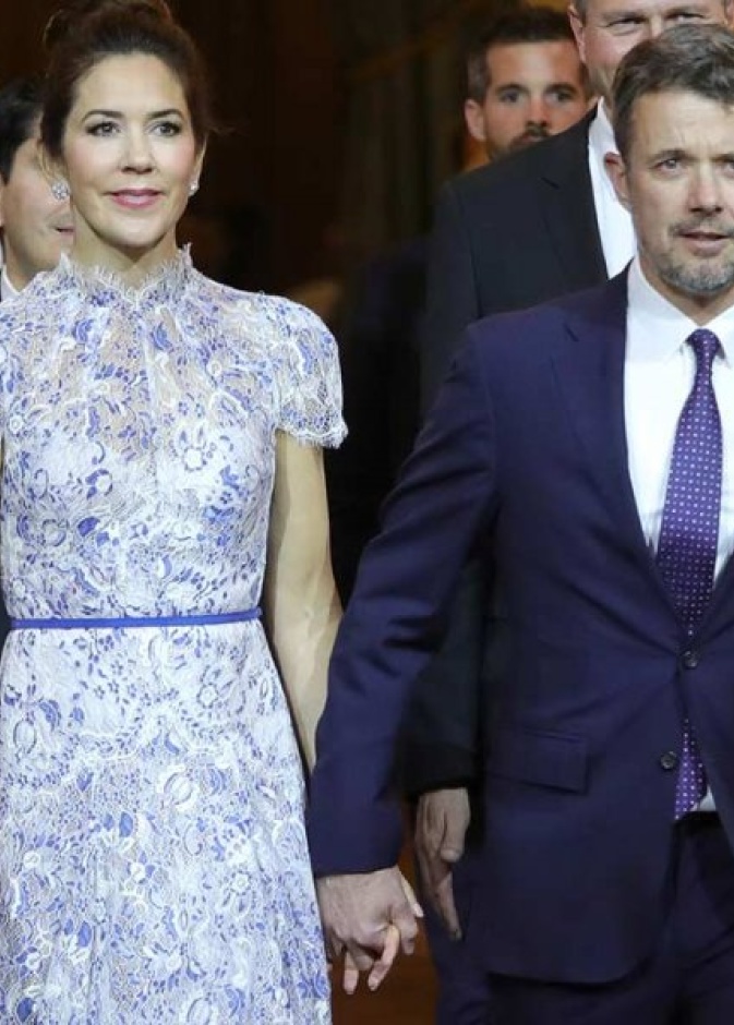 الأمير فريدريك وزوجته ينشران صورة طريفة لهما من غرفة المعيشة في منزلهما