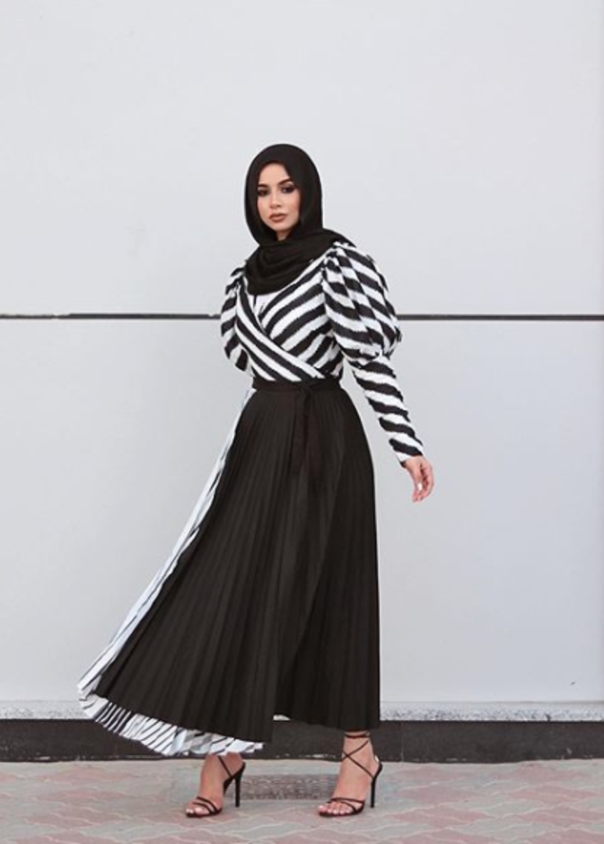 سهى في تنورة بليسه باللون الأسود