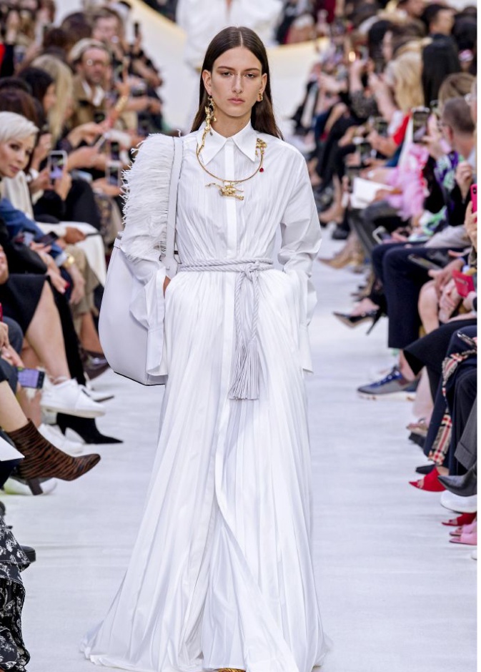 موديلات فساتين واسعة وبيضاء في رمضان 2020 من Valentino