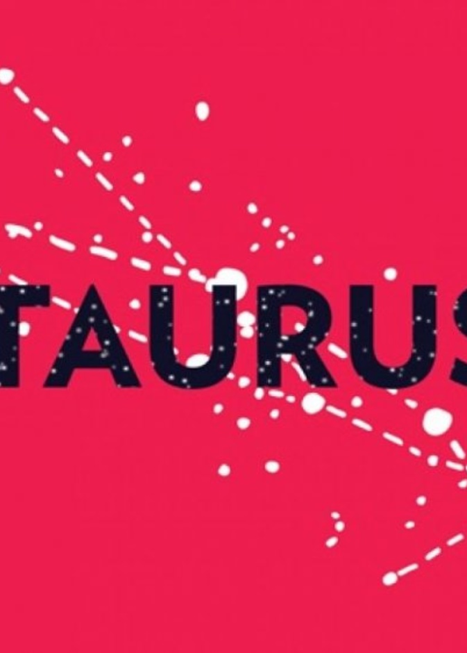 يجاملكِ بلطف ويثني على إطلالتك ومظهرك وجمالك