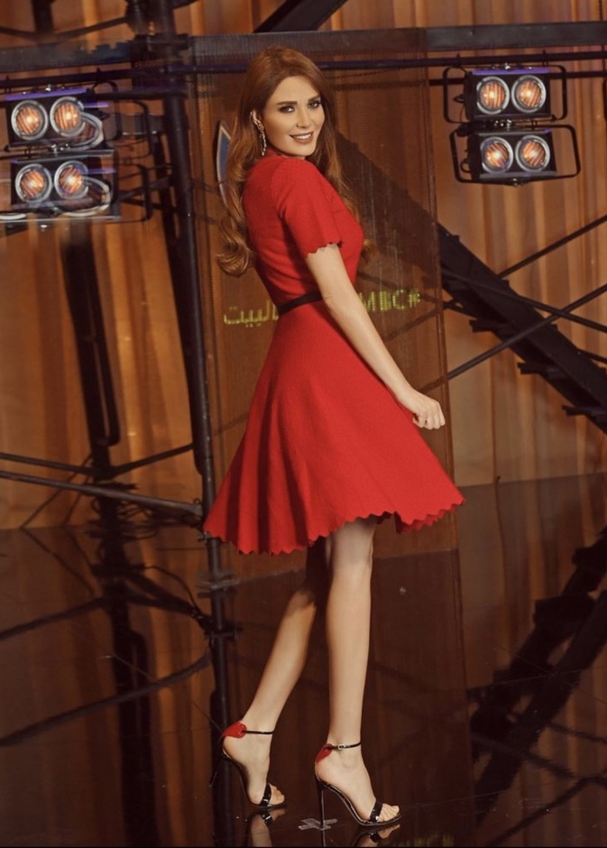 إطلالة أنثوية اختارتها سيرين عبد النور في برنامجها الرمضاني