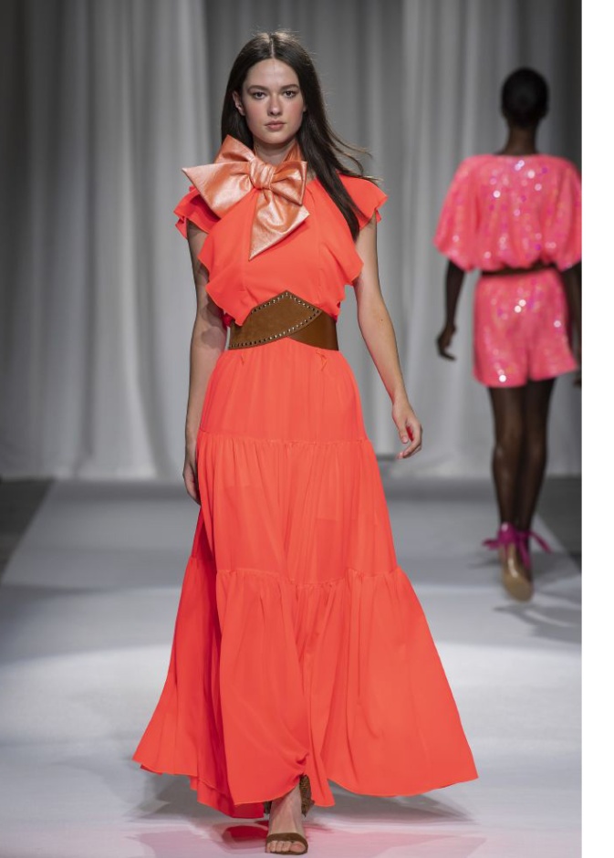 اطلالات صيفية مرحة باللون المرجاني لرمضان 2020 من Aniye By