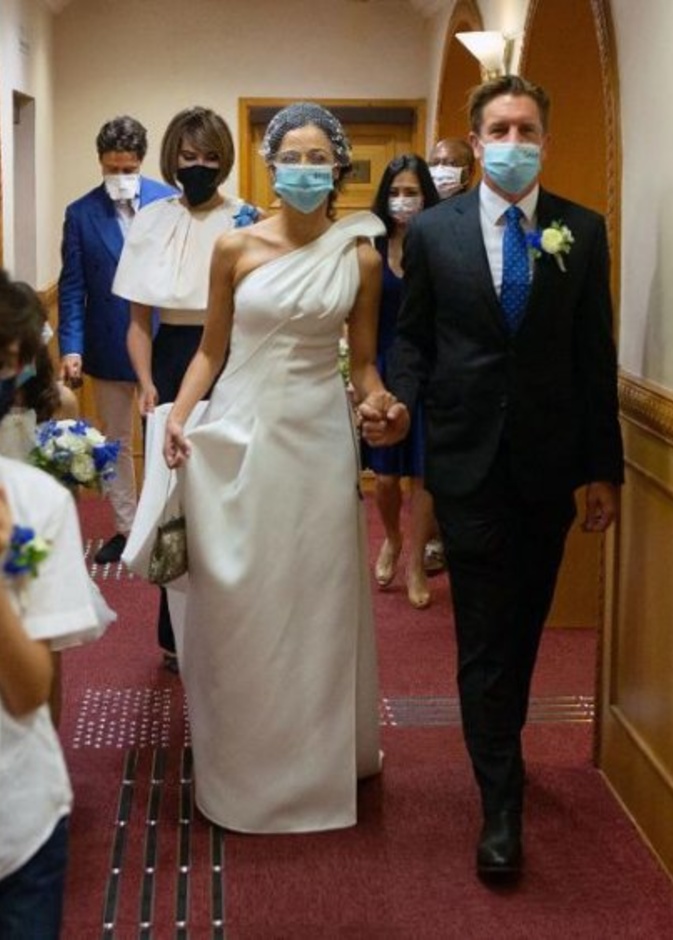 حفل زفاف في ظل جائحة كورونا ، عقد قران العروسين بحضور 8 اشخاص