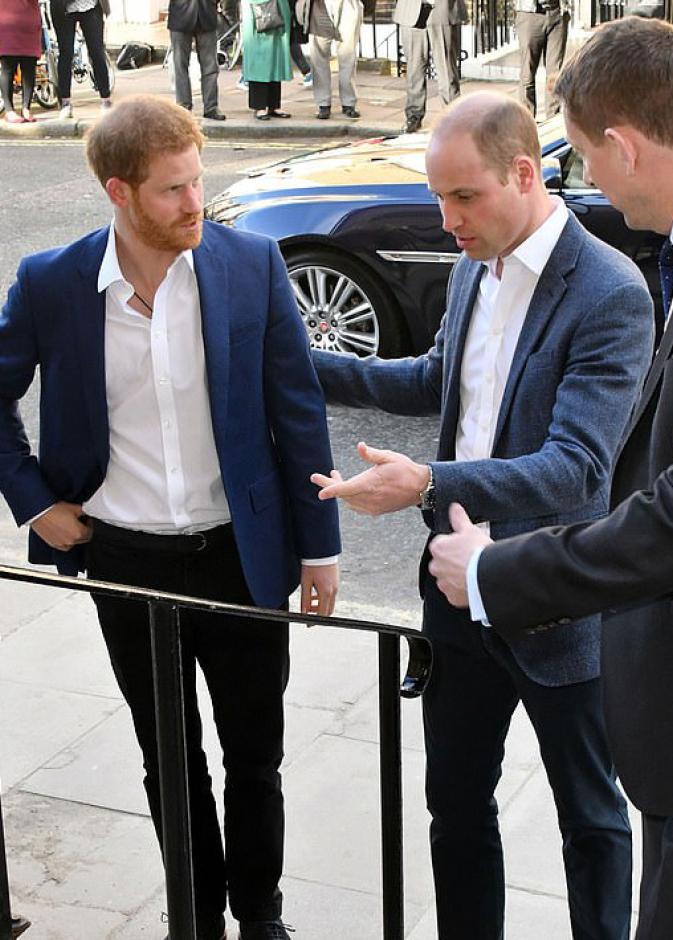 العلاقة بين الأميرين وليام وهاري أصبحت على النقيض