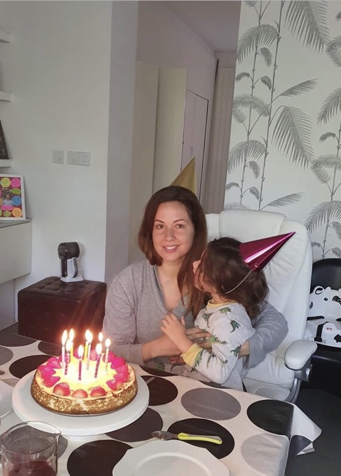 صورة معبرة من احتفال ريا أبي راشد بعيد ميلادها في منزلها 