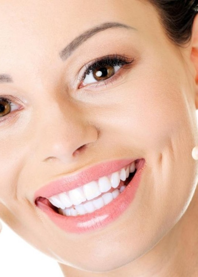 احصلي على ابتسامة رائعة بعد تبييض أسنانك بالليزر