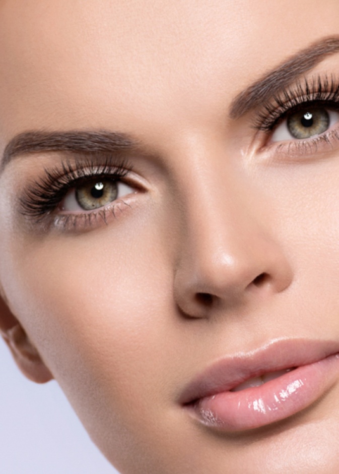 زيت الخروع يعمل على تطويل الرموش وتكثيفها