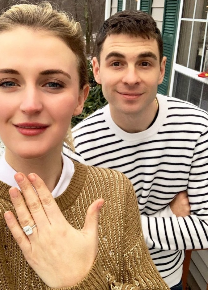 كارلي كاتالانا تستعرض خاتم الخطوبة