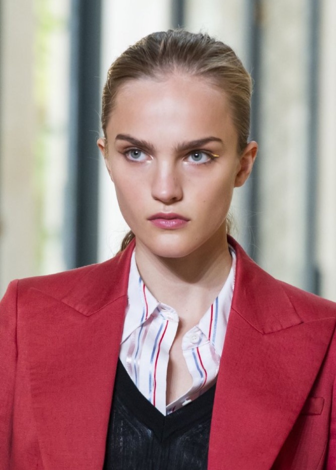 احدث الوان احمر الشفاه بدرجات الزهري لعيد الفطر من Altuzarra