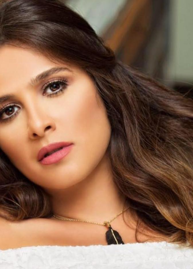 مكياج ناعم بالألوان الترابية مستوحى من ياسمين عبد العزيز