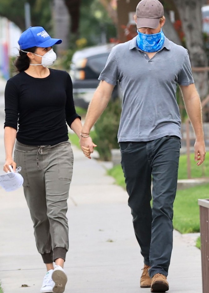 بالأقنعة الطبية.. هكذا تواجه علامات الأزياء التي تفضلها العائلة المالكة البريطانية الكورونا