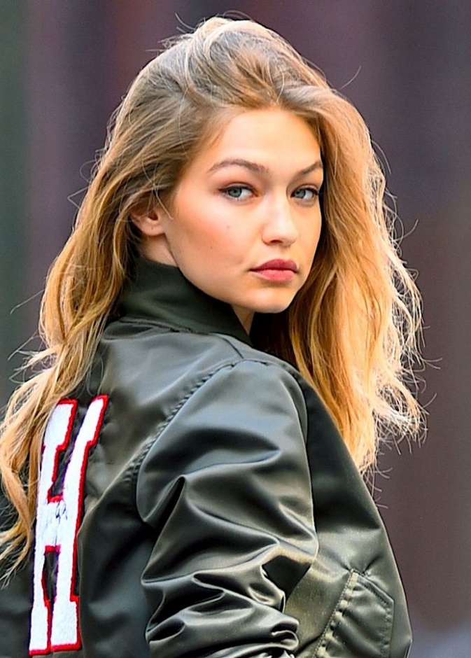 جيجي حديد من مشاهير برج القوس