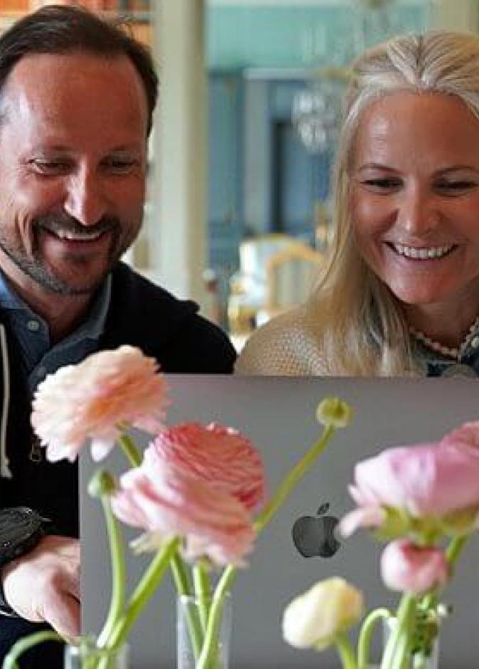 الأمير هاكون وزوجته يتحدثون في مكالمة مرئية مع الطلاب