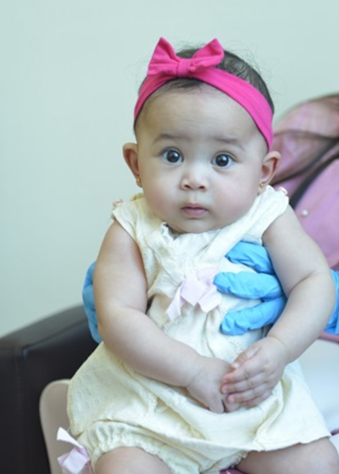 شفاء أصغر طفلة مُصابة بكورونا في مستشفى الزهراء دبي 