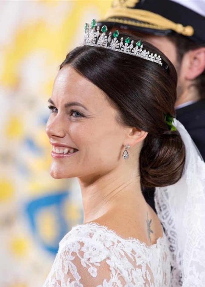 سيدات العائلة المالكة السويدية.. تتألق بمجوهرات من حجر الزمرد النادر 