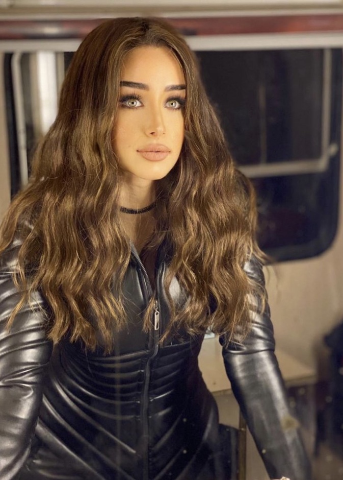 أطلت هنا الزاهد بالشعر البني لأول مرة بعد فترة طويلة من اعتمادها الشعر الأشقر