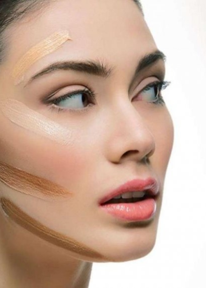 ضعي أحمر الخدود تحت حدقة العين لتصغير الوجه الطويل