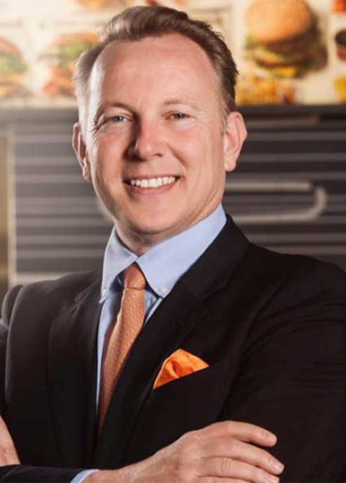 الأمير أوتو شارك في حملات توزيع الطعام على الضعفاء والمحتاجين