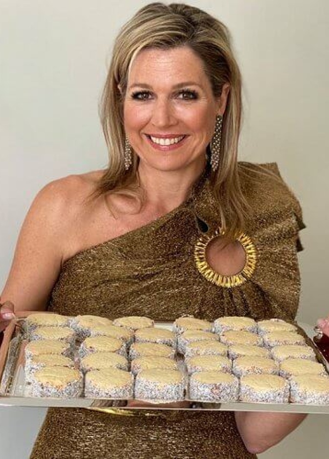 ملكة هولندا تحضر البسكويت في إطلالة ذهبية أنيقة