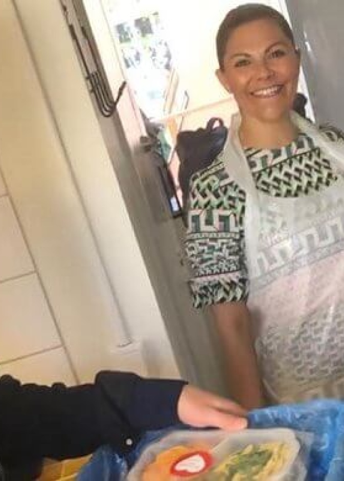 الأميرة فيكتوريا تتطوع للعمل في مطبخ خيري