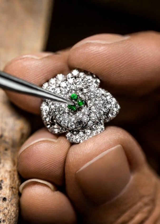  المهارة الحرفيّة لحقائب الكلاتش من Dior المرصّعة بالمجوهرات