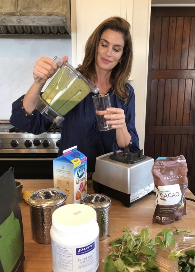 سيندي كروفورد تستمر باختراع الوصفات الصحية خلال الحجر المنزلي