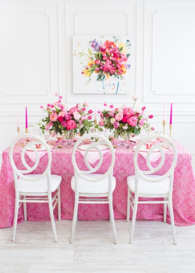 مائدة طعام احتفالية بألوان الزهر المشرقة