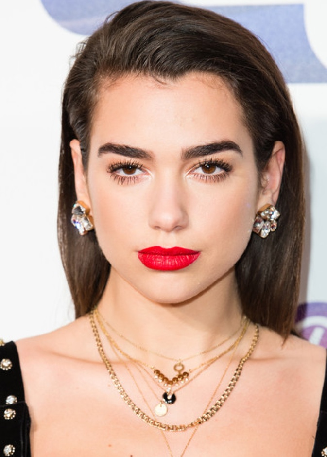 أحمر الشفاه باللون الأحمر الكلاسيكي