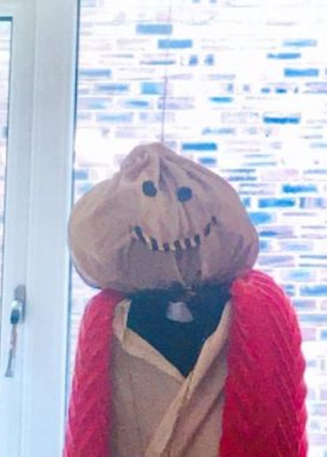  العروسين أمام تمثال مصنوع من الكراتين ليشرف على مراسيم حفل الزفاف