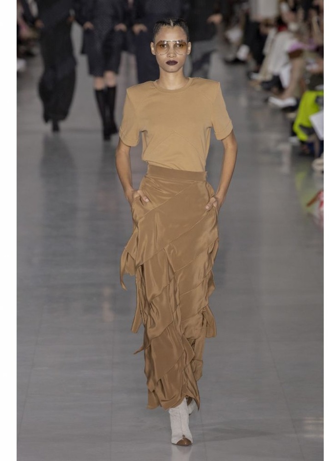 تنسيق ملابس باللون الترابي المشرق مع التنورة الطويلة من دار Max Mara