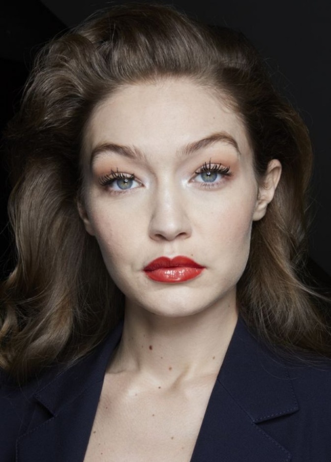  طريقة وضع احمر شفاه بارز ولماع من Lanvin