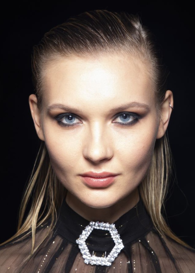 احدث رسمات ايلاينر عريضة لاطلالة ساحرة في عيد الفطر من Philipp Plein