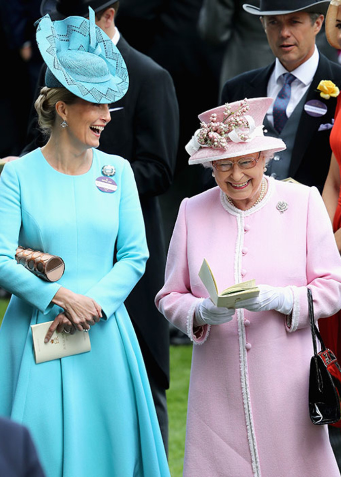 كيف أصبحت الكونتيسة صوفي الأقرب للملكة إليزابيث من زوجات أبنائها الآخرين؟