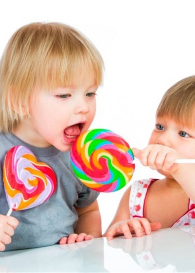 مخاطر إفراط تناول الأطفال للحلويات 