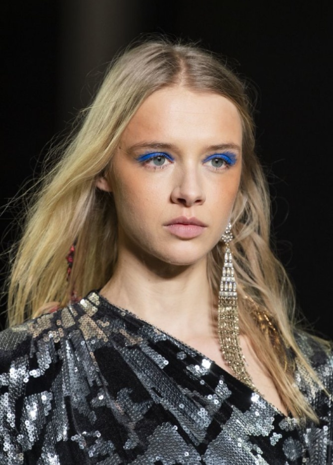 مكياج عيون باللون الازرق القوي والمتعرج من Tadashi Shoji