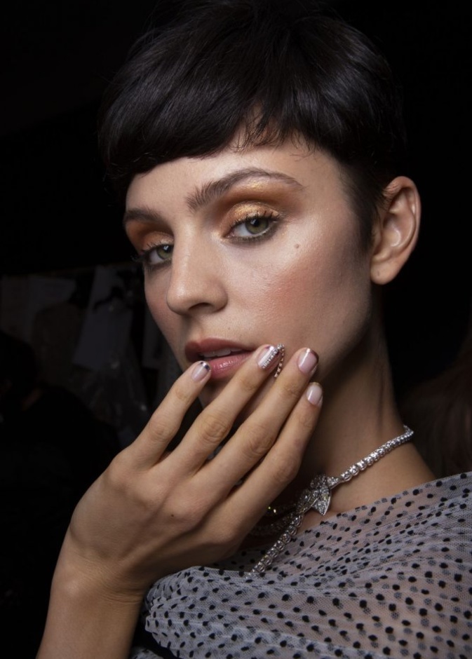 الوان اظافر صيف 2020 مع التفاصيل البراقة من Bibhu Mohapatra