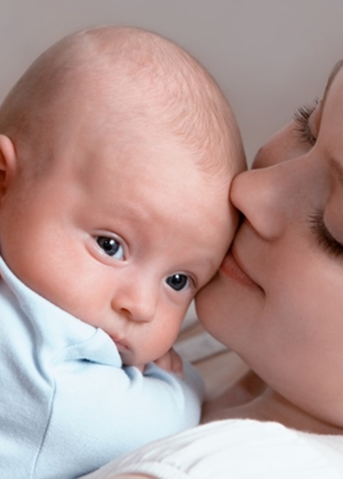 هل ينتقل فيروس كورونا من حليب الأم المصابة إلى الرضيع