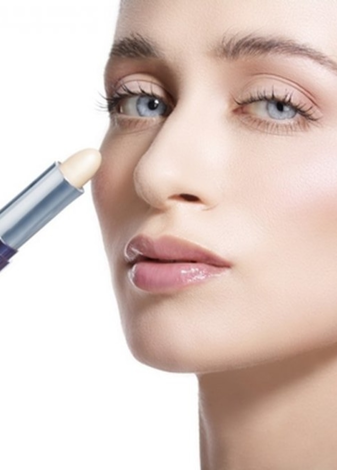 ابحثي عن كونسيلر كريمي بتغطية رائعة للتخلص من الهالات السوداء تحت العين