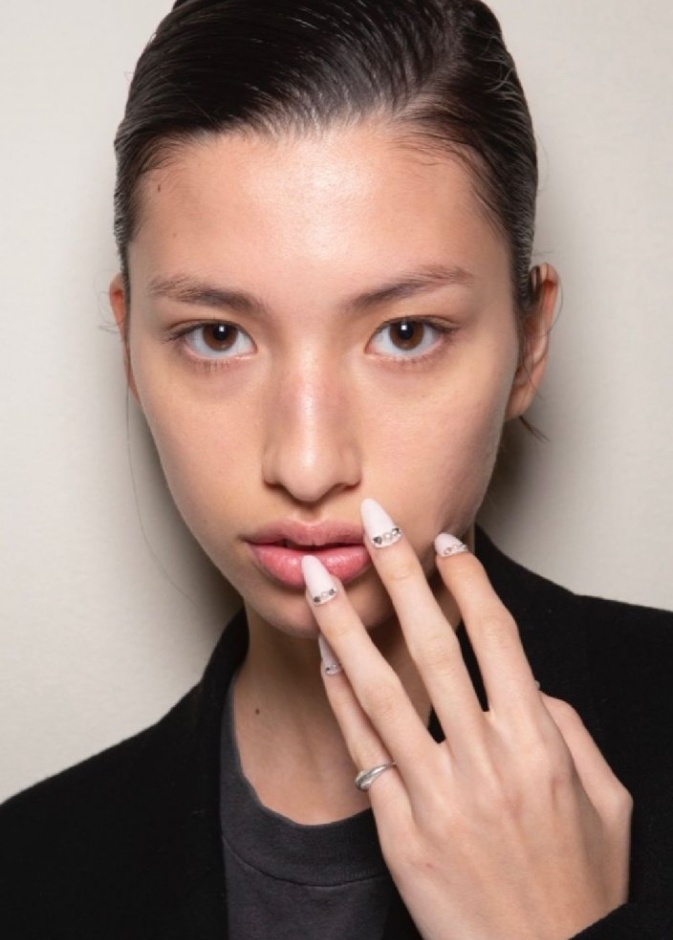 اجمل الوان مناكير بيضاء لاطلالات صيف 2020 من Giambattista Valli