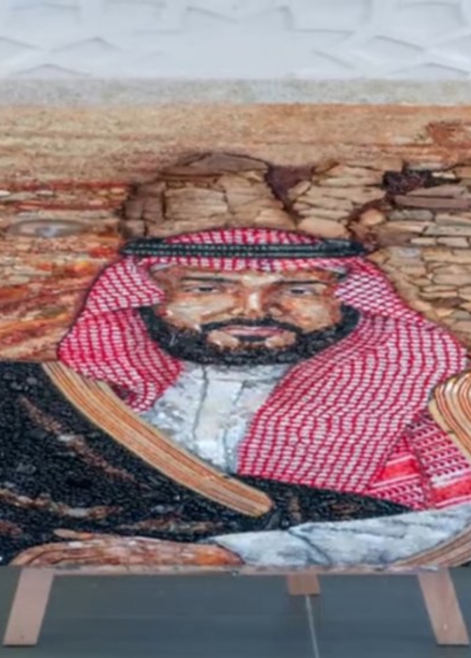 تشكيلية سارة الزايدي تكشف عن لوحة لولي العهد بالألماس والأحجار الكريمة