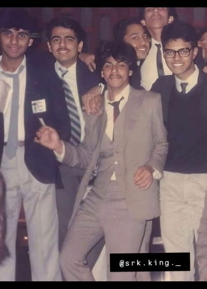 شاهد صورة نادرة لشاروخان بشارب