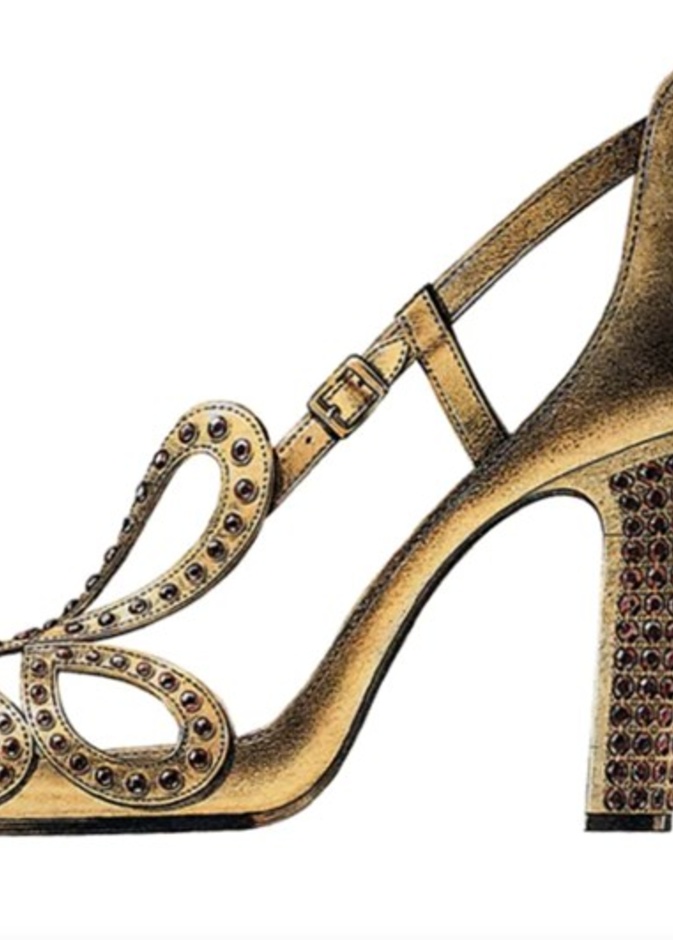 الحذاء المرصع بحجر الياقوت الأحمر هو اختيار الملكة إليزابيث يوم تتويجها