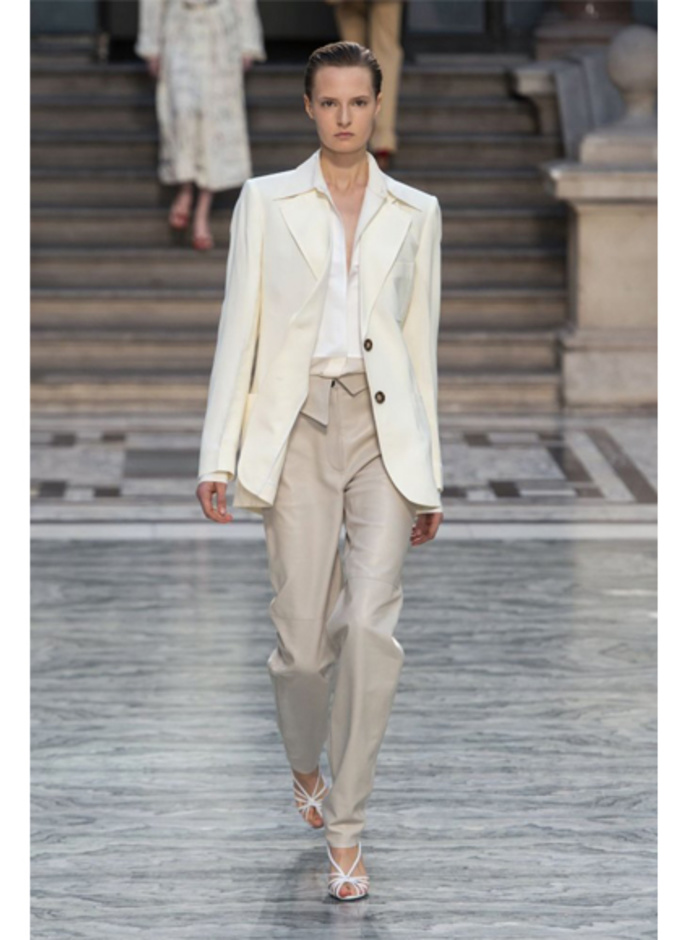 طرق تنسيق موضة البلايزر البيضاء في ربيع 2020 من Victoria Beckham