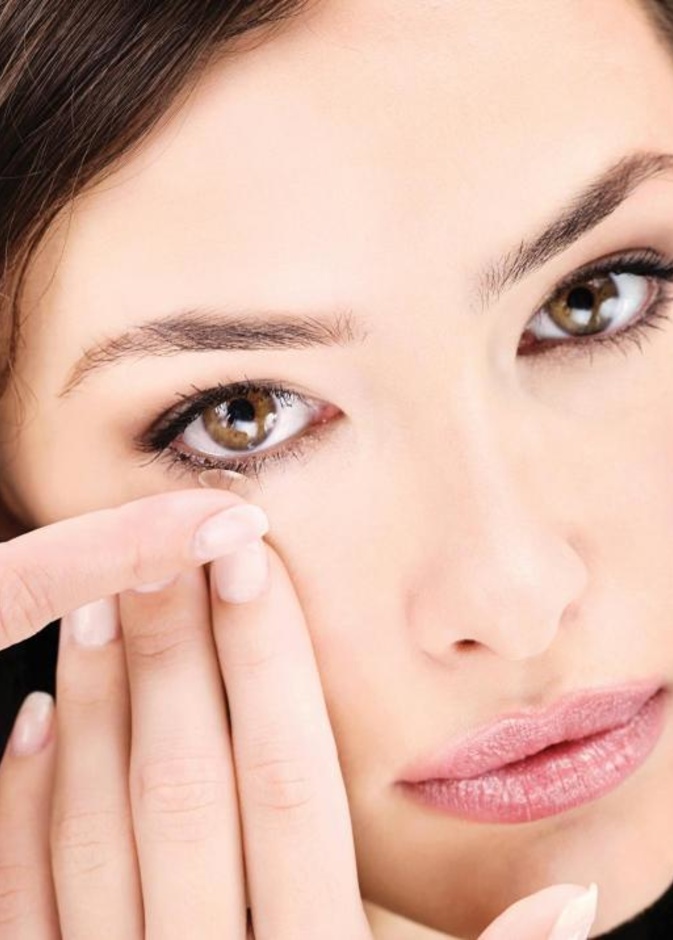 كيفية اختيار العدسات اللاصقة المناسبة مع لون البشرة