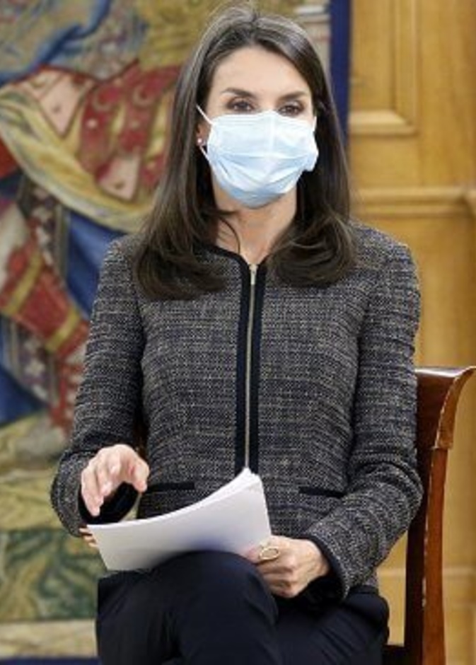 الملكة ليتيزيا أنيقة في سترة من هوغو بوس