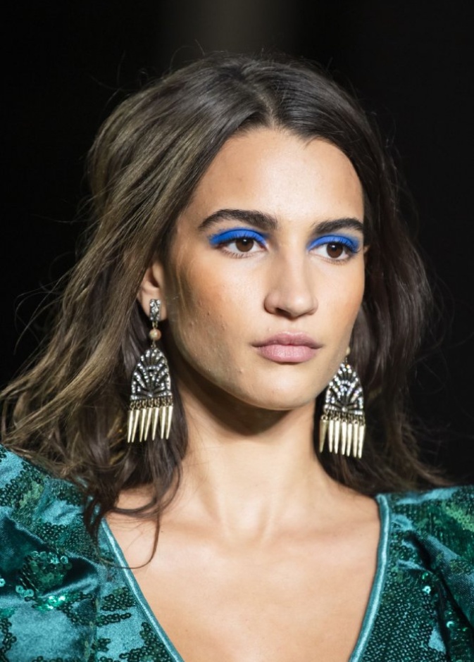 مكياج عيون سموكي بتدرجات الازرق النيلي من Tadashi Shoji