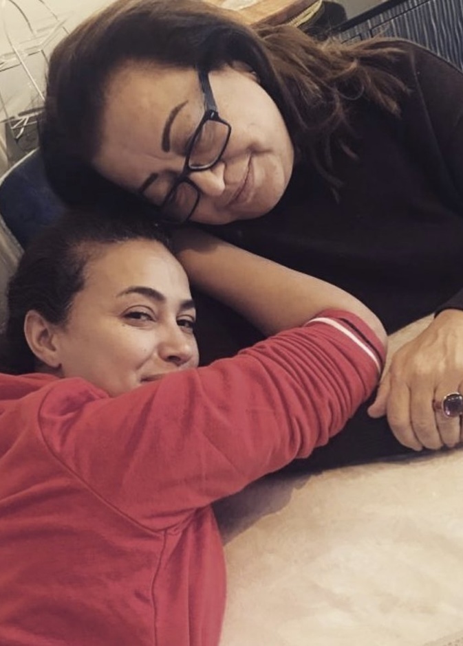 هند صبري بصورة عفوية مع والدتها بمناسبة عيد ميلادها