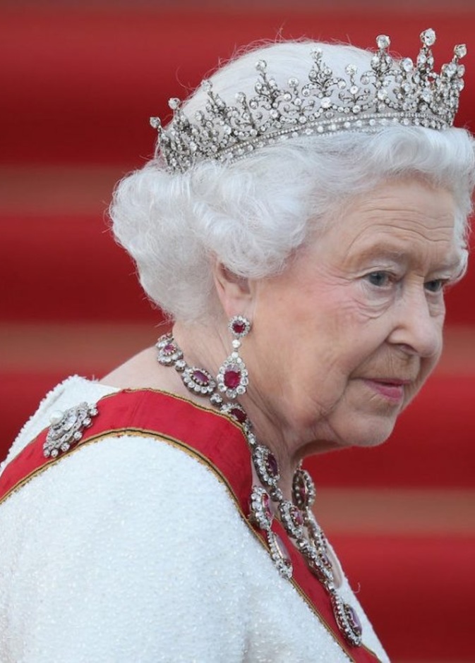 5 كتب واقعية عن الوجه الآخر في حياة الملكة إليزابيث وعائلتها 