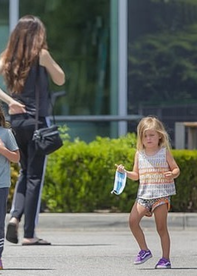 ميغان فوكس تخرق الحجر المنزلي